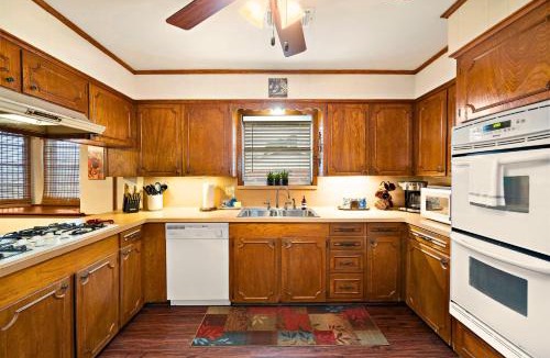 Baytown House | Relax and Play 3BR Retreat w Sunroom