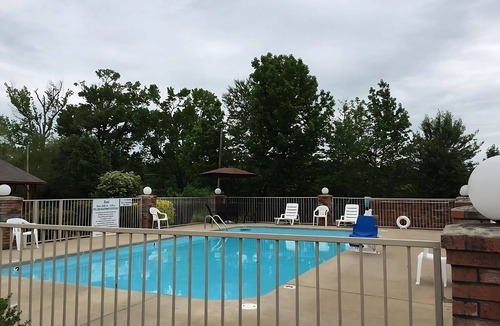 Cabot House | Relax and Recharge! 3 Convenient Units, Free Parking, Free Breakfast, Pool