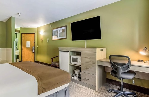 Poulsbo Hotel | Relax and Recharge in Poulsbo! Free Parking, Pet-friendly Property