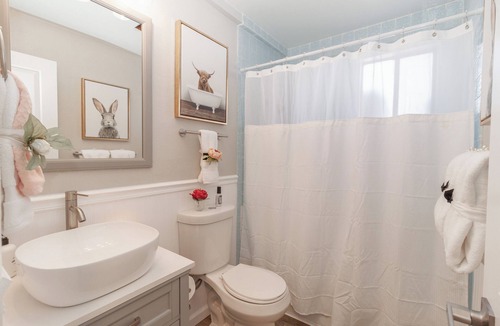 Rio Grande Blvd Apartment | Relax and unwind at Itsy Bitsy Beryl, a cozy retreat with stylish interiors, serene outdoor spaces, and thoughtful touches. Perfect for a restful getaway, business trip, or extended stay.