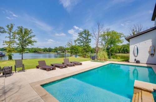 Malakoff House | Relax Fireside! Waterfront Family Home in Malakoff