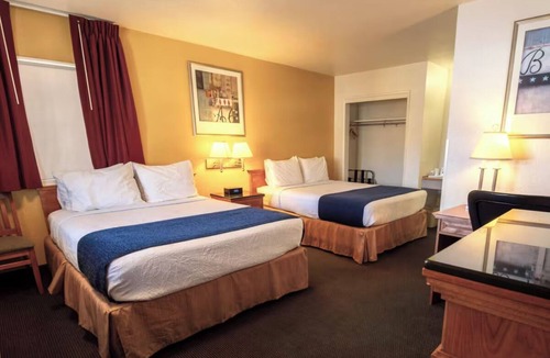 Pendleton Hotel | Relax in 2 Simple Rooms with 2 Queens + Private Bath Near Downtown Pendleton