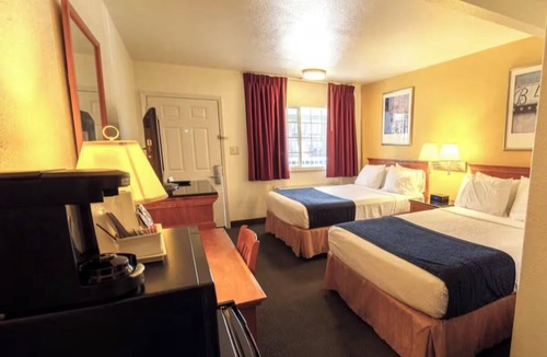 Pendleton Hotel | Relax in 2 Simple Rooms with 2 Queens + Private Bath Near Downtown Pendleton