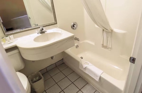 Pendleton Hotel | Relax in 2 Simple Rooms with 2 Queens + Private Bath Near Downtown Pendleton