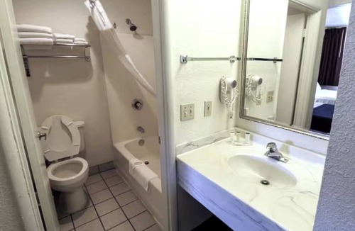 Pendleton Hotel | Relax in 2 Simple Rooms with 2 Queens + Private Bath Near Downtown Pendleton