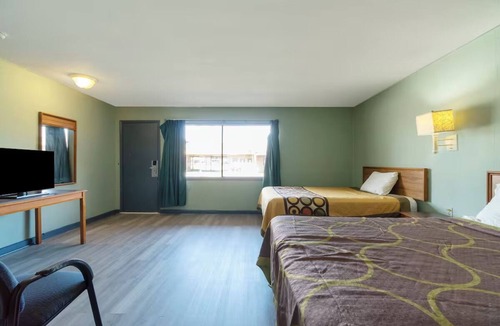 Clute Hotel | Relax in Peace - 2 Rooms Near Lake Bend – Just Over 1.6 Miles Away!