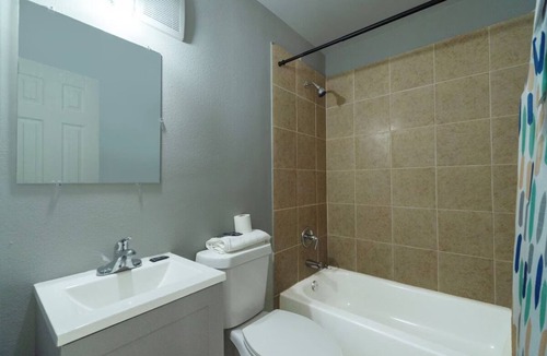 Clute Hotel | Relax in Peace - 2 Rooms Near Lake Bend – Just Over 1.6 Miles Away!