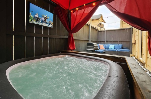 Woodlake - Briar Meadow House | Relax & Unwind | Private Jacuzzi + Sleeps 7 | 3BR