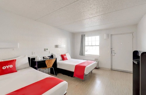 Memorial Hotel | Relaxed, Budget-Friendly Room Close to City Centre Plaza & Parks, Free Parking