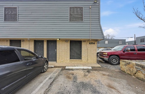 South Arlington Apartment | Relaxing 1BR townhome with modern touches