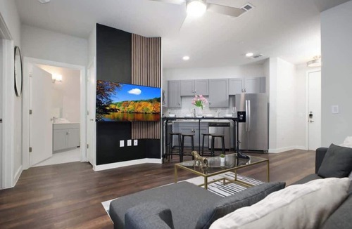 Southtown Apartment | Relaxing 1BR w Gym & Parking Near Rvrwalk & Dome