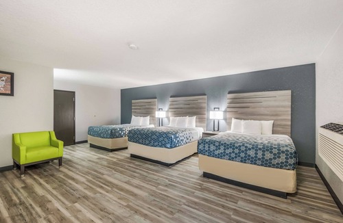 Lovington Hotel | Relaxing Family Ready Room Near Downtown | Free Onsite Parking