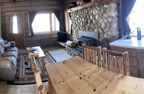 Darby Cabin | Relaxing Glamping Vacation: Fantastic Log Cabin in Darby, MT