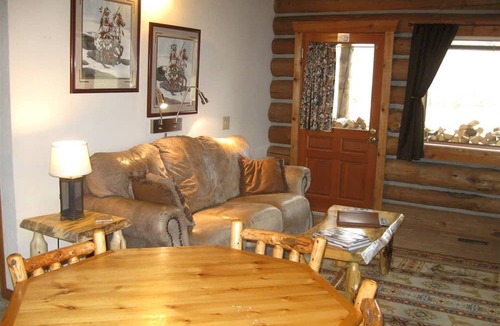 Darby Cabin | Relaxing Glamping Vacation: Fantastic Log Cabin in Darby, MT