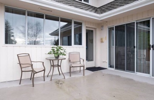 Newcastle House | Relaxing Guest Suite with Jacuzzi Tub and TV