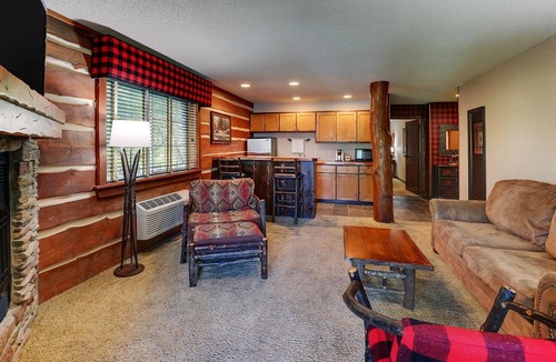 Johnston Hotel | Relaxing Johnston Stay | Shop& Dine | 4.3 mi to Merle Hay Mall