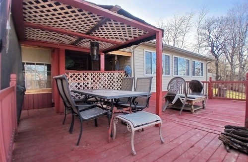 McAlester House | Relaxing peaceful 3 bed 2 bth waterfront house Boat ramp and swim beach 1/4 mile