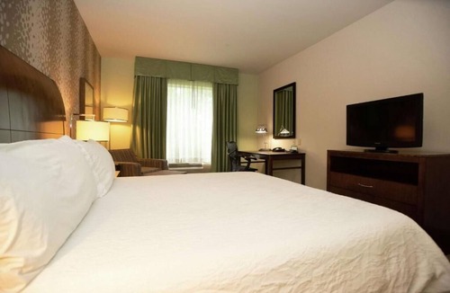 Covington Hotel | Relaxing Pet-Friendly Room Near Attractions with Easy Access to Nearby Dining