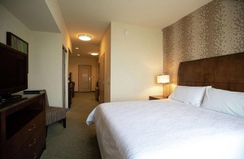Covington Hotel | Relaxing Pet-Friendly Room Near Attractions with Easy Access to Nearby Dining