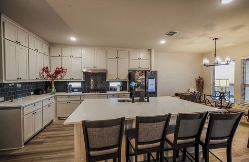 Lincoln Park House | Relaxing Pond Getaway | Private Room for families