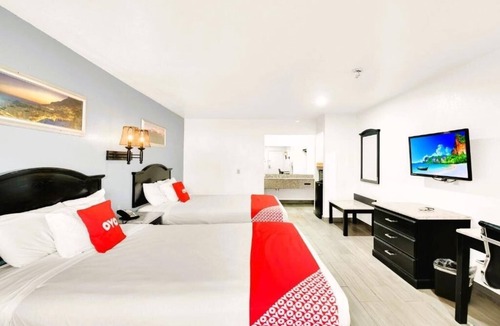Oakville Hotel | Relaxing Room Close to Choke Canyon – Free Parking, Pet Allowed & Pool