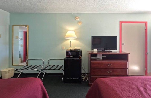Vega Hotel | Relaxing Room w/2 Full Beds – Near Dining and Historic Route 66 Sights