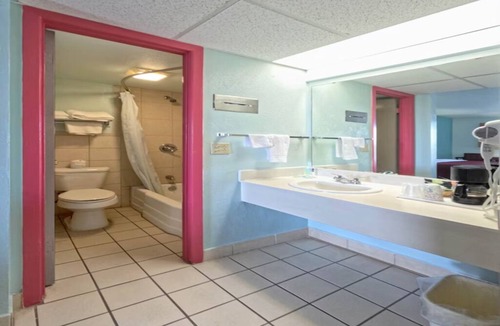 Vega Hotel | Relaxing Room w/2 Full Beds – Near Dining and Historic Route 66 Sights