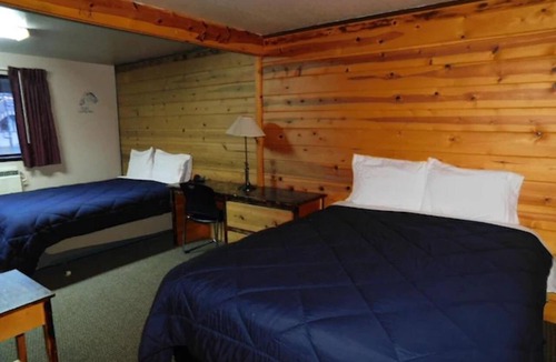 Packwood Hotel | Relaxing Room w/Free Parking & Pool - Packwood Lake Trailhead - 5.8 miles away