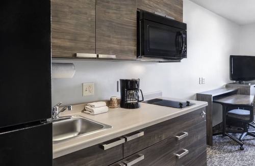 Mitchell Hotel | Relaxing Room with Full Kitchen Setup Near Lake Mitchell - Pets are Welcome!