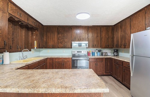 Pottawattamie County Cabin | Relaxing Rustic River Cabin just across from Downtown Omaha!
