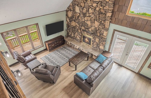 Pottawattamie County Cabin | Relaxing Rustic River Cabin just across from Downtown Omaha!