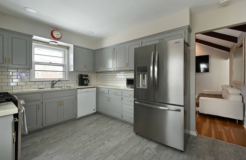 Grandview House | Relaxing Space for Families & Friends — Sleeps 10 + Pet-Friendly