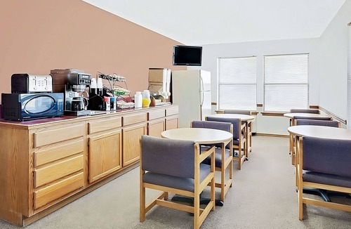 Muskogee Hotel | Relaxing Stay in Knights Inn Muskogee! Pet-friendly Property, Free Parking