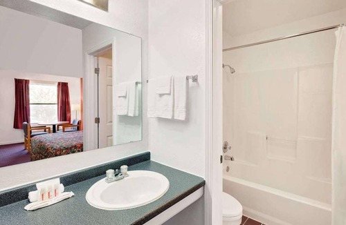 Muskogee Hotel | Relaxing Stay in Knights Inn Muskogee! Pet-friendly Property, Free Parking