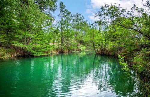 Medina House | Relaxing Waterfront Cabin Getaway for Families and Couples in Medina, Texas