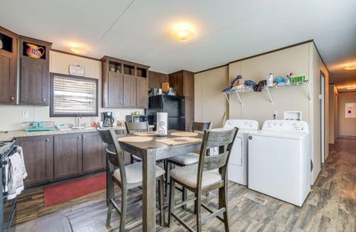 Girvin House | Remote McCamey Retreat w 5 En-Suite Baths