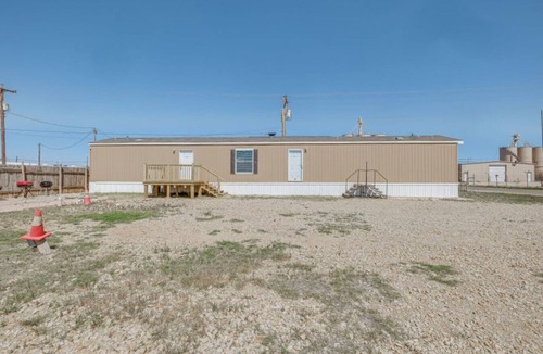 Girvin House | Remote McCamey Retreat w 5 En-Suite Baths
