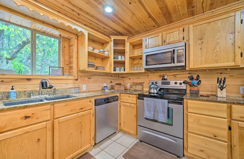Octavia Cottage | Remote Smithville Cottage: Furnished Deck & Grill