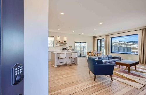 Leyden House | Renovated 3 BDR Army Barracks