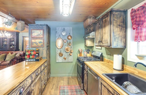 Scobey House | Renovated Cabin on 15 Forested Acres in Tillatoba!
