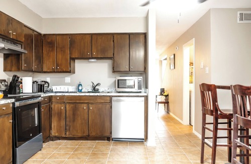 Huntsville Condo | Rest Easy Retreat/2BR Near SHSU/Pool/WiFi/Free Parking