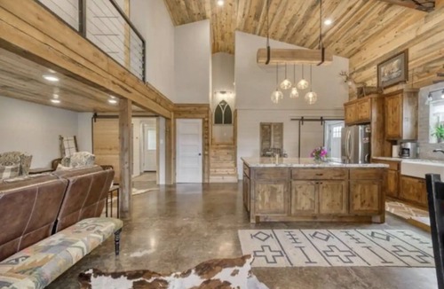 Franklin House | Restore 38 Ranch: Hidden gem w/3br, pool, porch