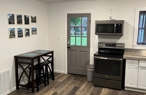Fort Smith House | Restored Historic Carriage House walking distance to Downtown and the Riverfront