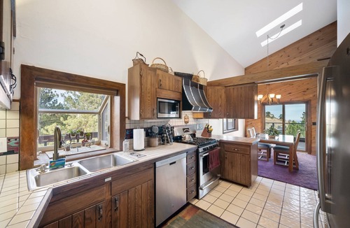 Golden House | Retreat to the Enchanted Forest.Great Views.Hot Tub!