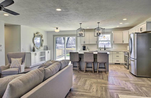 Springfield Cottage | Retreat w/Deck ~ 9 Mi to Downtown Springfield
