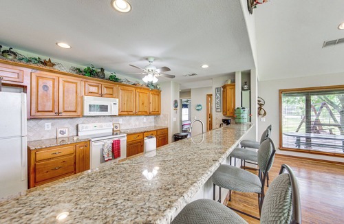Log Cabin Cottage | Rhodes Retreat w/Dock on Cedar Creek Lake!