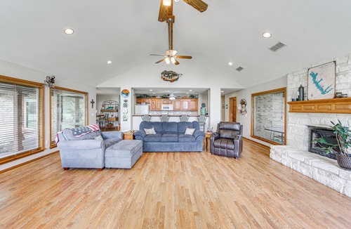 Log Cabin Cottage | Rhodes Retreat w/Dock on Cedar Creek Lake!