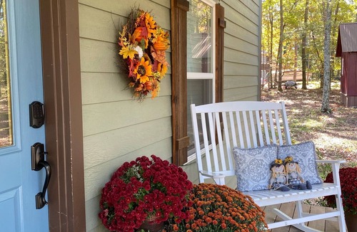 Mena House | Ride 2 WPG trails, King, Mnt Cabin, Fast WiFi Firepit, Paved, Circle dr parking