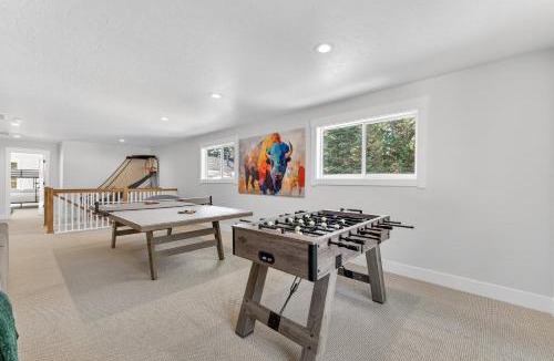 McCall House | Ridge House- new home, sleeps 16, quiet neighborhood-, hot tub, trailer parking, pet friendly