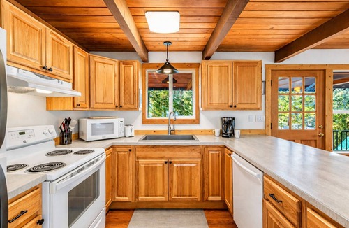 Ardenvoir Ski Chalet | River | Hot Tub | Deck | Fenced Area | Dogs